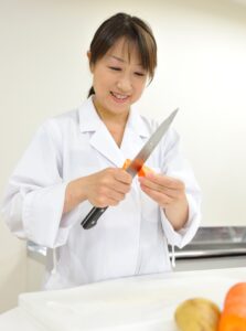 管理栄養士としてスポーツ栄養学の黎明期から活動してきた坂本美子准教授。 看護師を志した原点から、オリックス時代のイチロー選手との出会いを経て、 「食で人を育てる」という信念に至るまでの軌跡を語る。 看護師を夢見た少女が、食の力で人を支える道へ――。 神戸女子大学の坂本美子准教授が、イチロー選手との出会い、 そして「食は生き方」という信念に至るまでの歩みを語る。